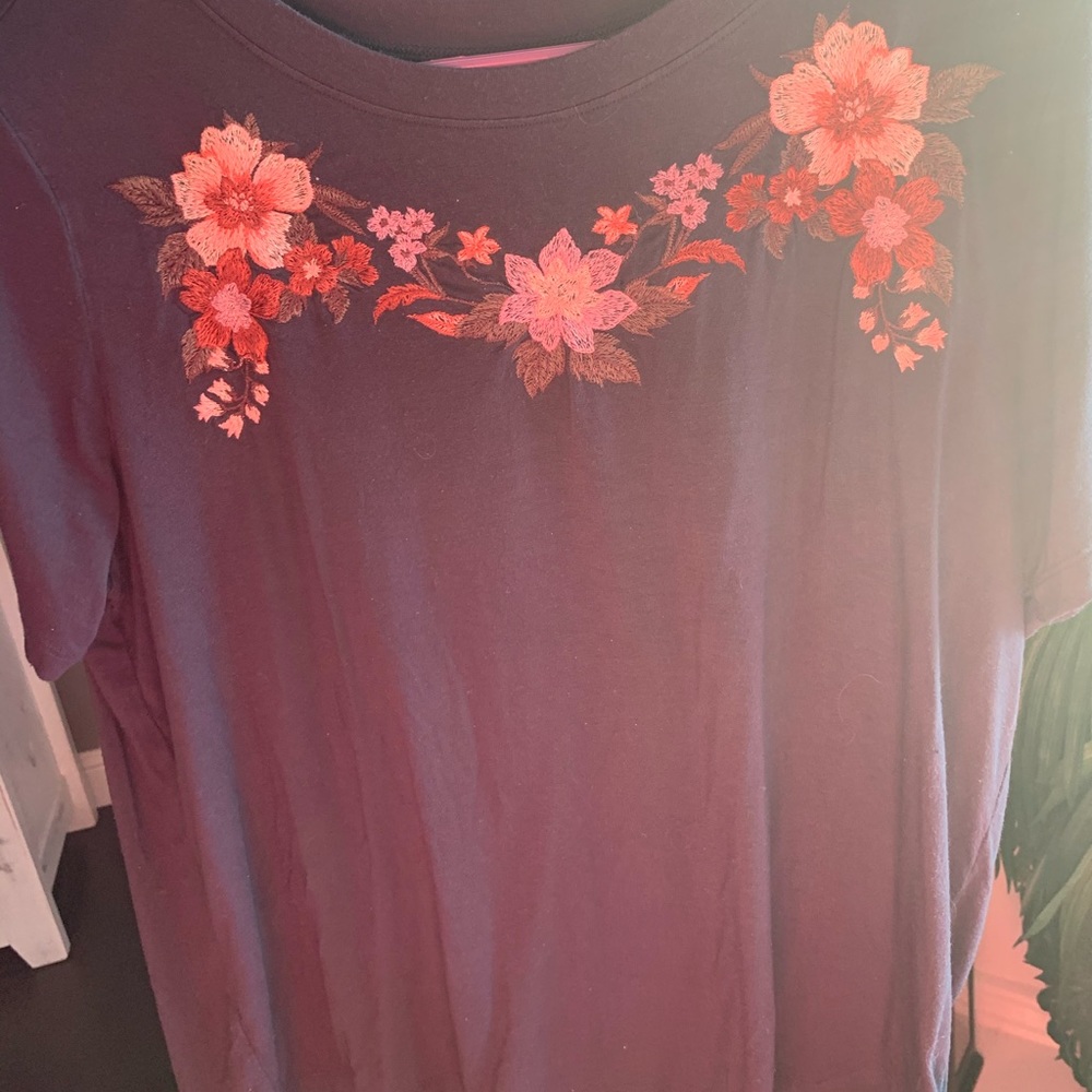 Navy crew neck T with floral collar